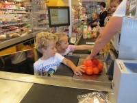 Foto bij Naar de supermarkt!